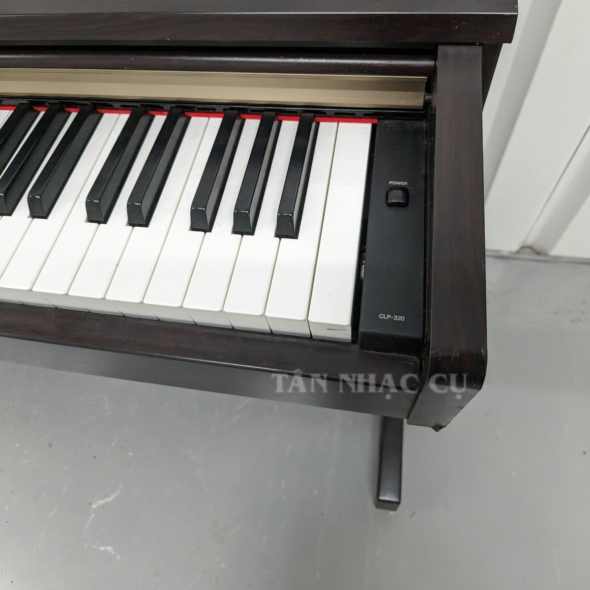 Đàn piano điện Yamaha CLP-320 màu nâu gỗ với bàn phím 88 phím búa GH tại TÂN NHẠC CỤ