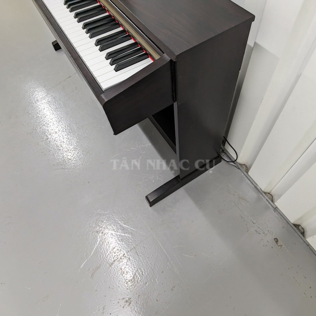 Đàn piano điện Yamaha CLP-320 dáng tủ màu gỗ tối tại showroom TÂN NHẠC CỤ