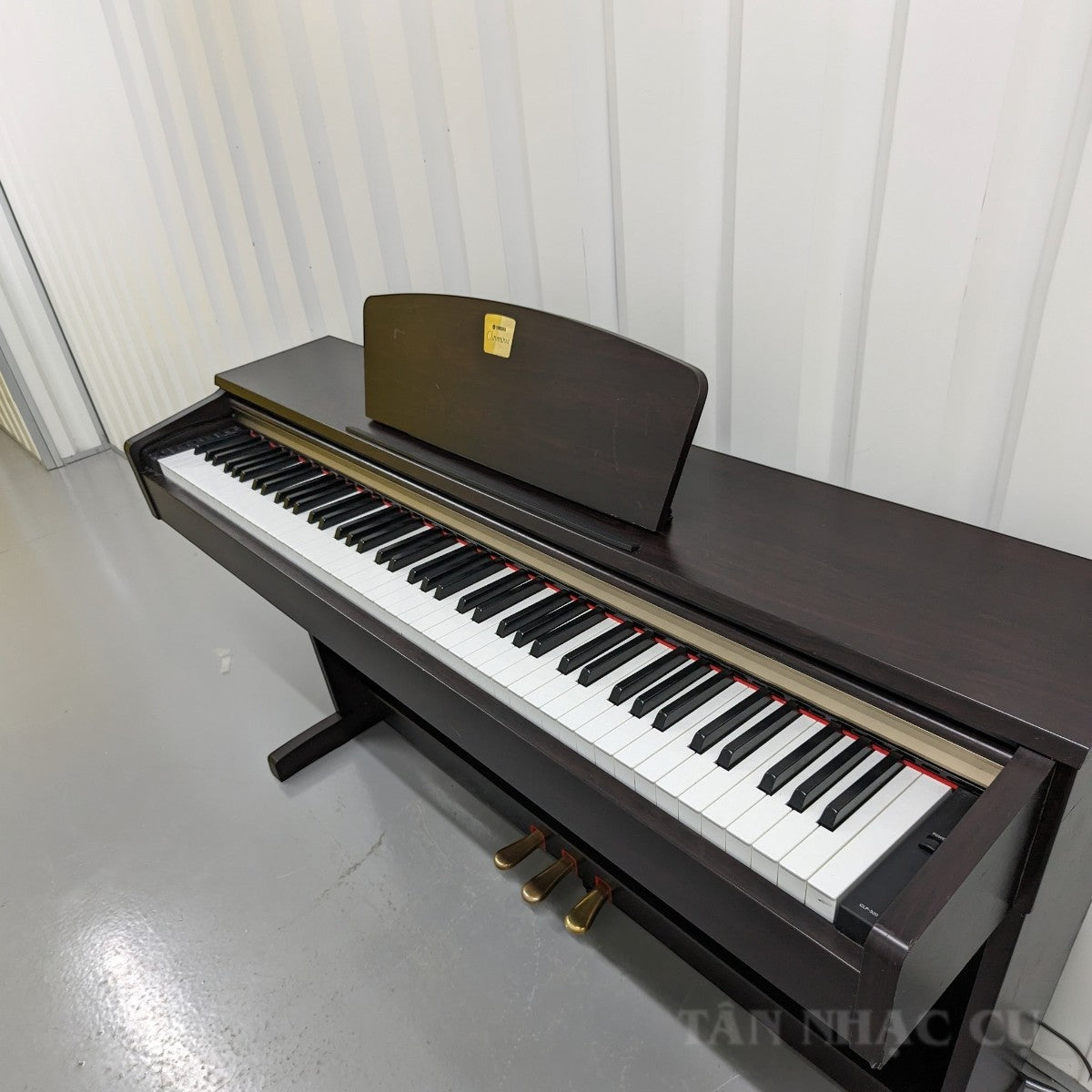 Đàn piano điện Yamaha CLP-320 dáng tủ màu nâu gỗ sang trọng tại cửa hàng TÂN NHẠC CỤ
