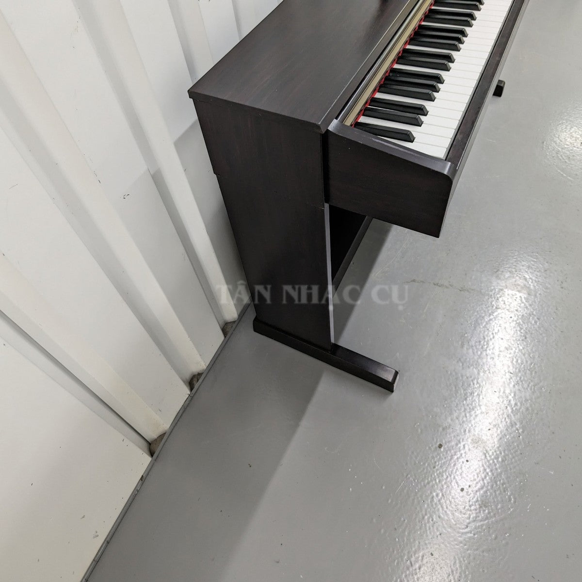 Đàn piano điện Yamaha CLP-320 dáng tủ màu gỗ tối tại TÂN NHẠC CỤ, góc nhìn từ trên xuống thấy rõ bàn phím 88 phím.
