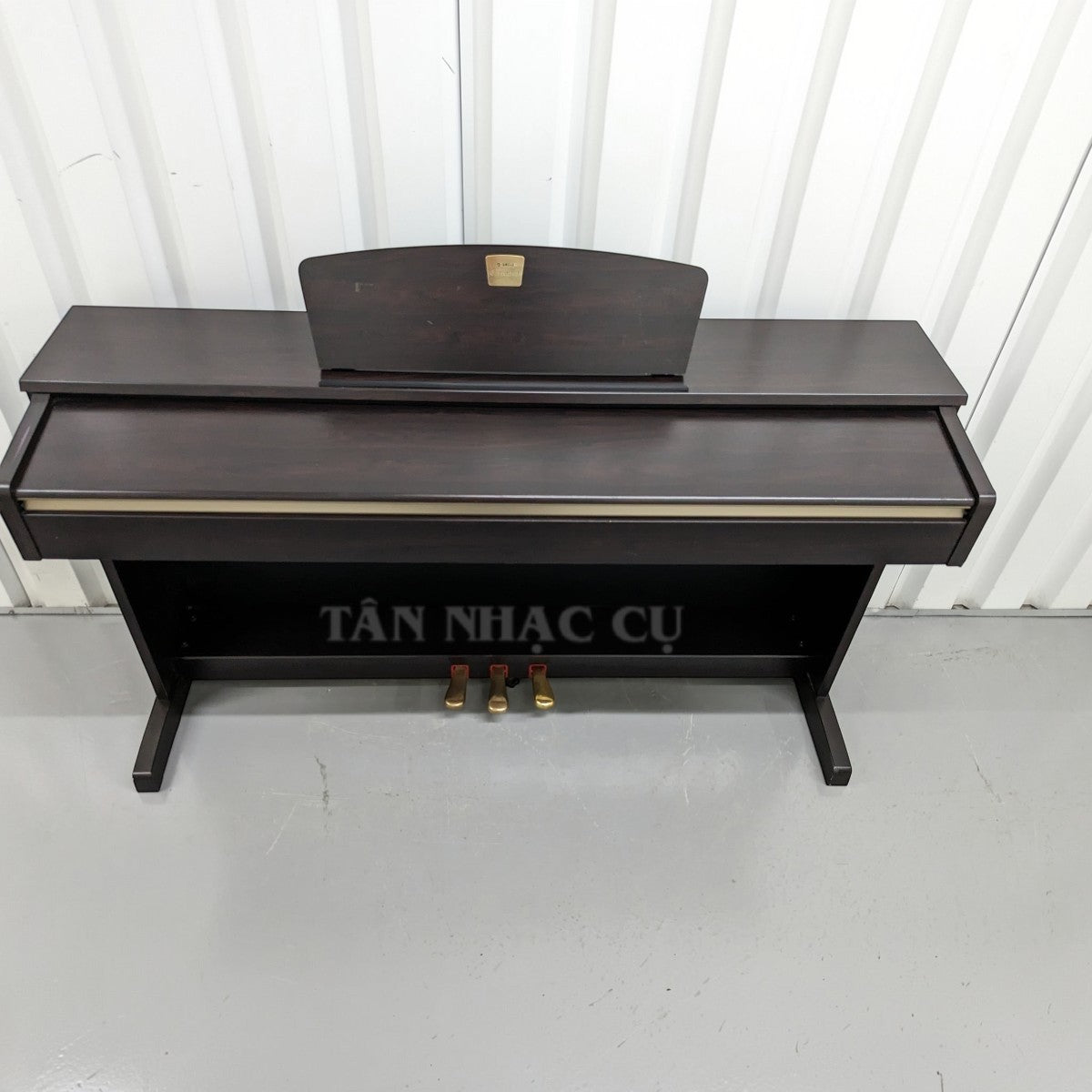 Đàn piano điện Yamaha CLP-320 dáng tủ màu nâu gỗ sang trọng tại TÂN NHẠC CỤ, thiết kế 88 phím búa GH bền bỉ.
