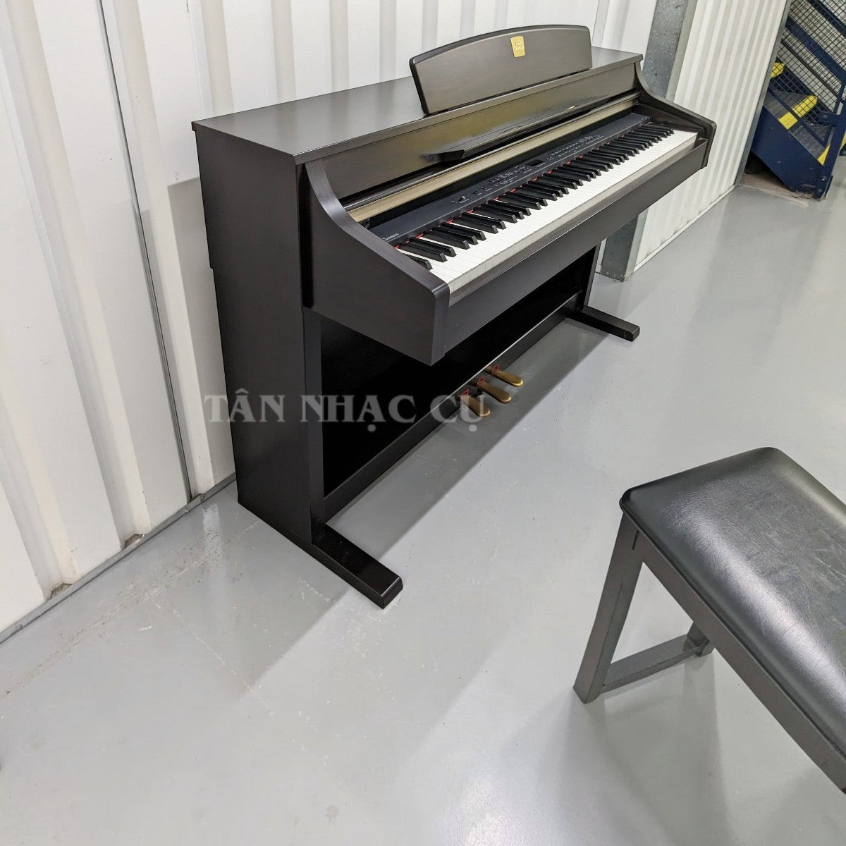 Đàn piano điện TÂN NHẠC CỤ Yamaha CLP340 màu đen sang trọng với bàn phím GH3 giả ngà và hệ thống 3 pedal chắc chắn