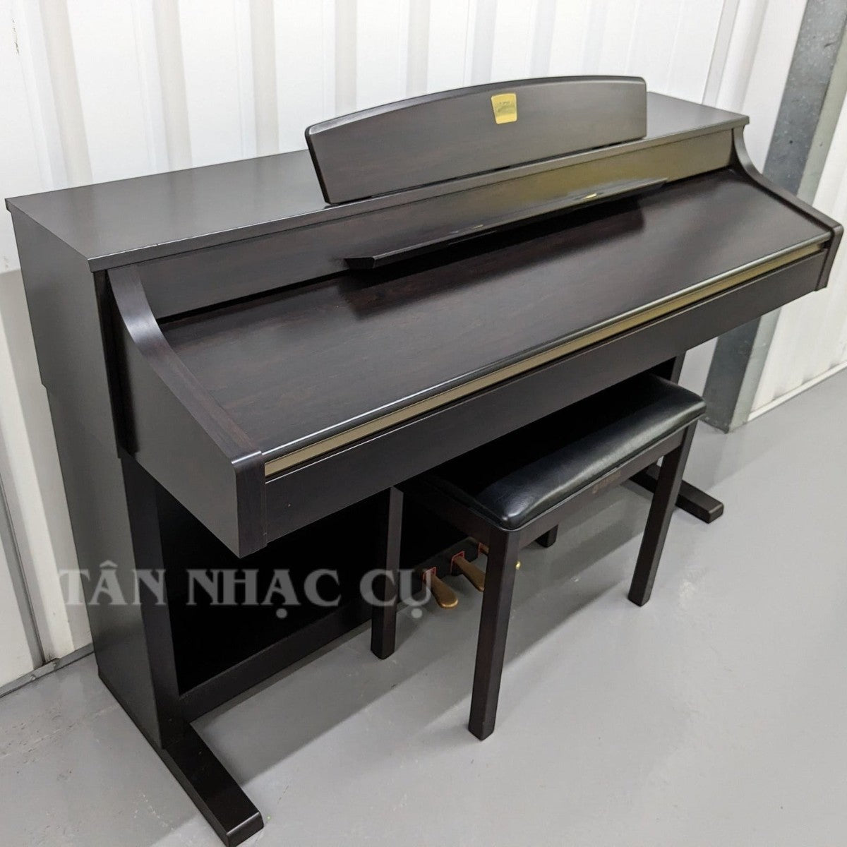 Đàn piano điện TÂN NHẠC CỤ Yamaha CLP340 màu gỗ tối sang trọng với thiết kế thùng đứng chắc chắn