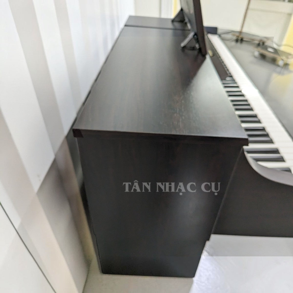 Đàn piano điện Yamaha CLP340 màu gỗ tối tại TÂN NHẠC CỤ với thiết kế thùng đứng sang trọng và bàn phím 88 phím