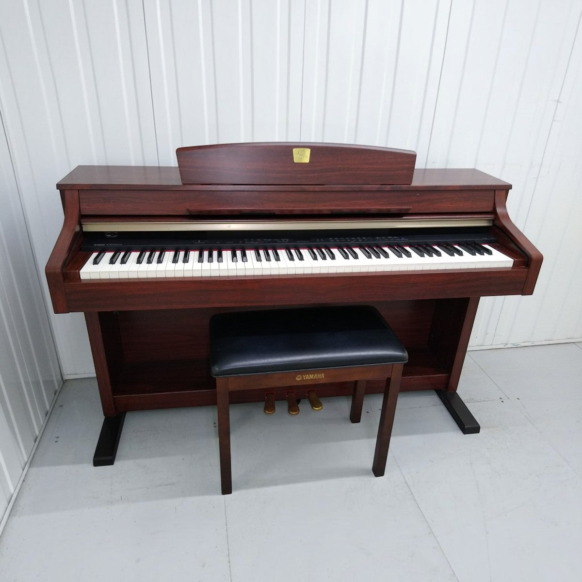 Đàn piano điện TÂN NHẠC CỤ Yamaha CLP340 màu gỗ nâu sang trọng với bàn phím GH3 và ghế đàn đi kèm