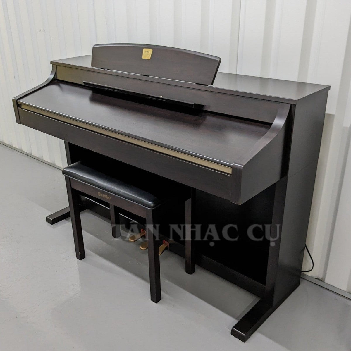 Đàn piano điện Yamaha CLP340 màu nâu gỗ sang trọng tại Tân Nhạc Cụ, thiết kế thùng đứng chắc chắn với ghế đi kèm