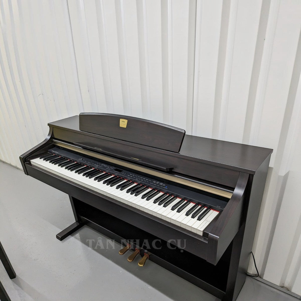 Đàn piano điện Yamaha CLP340 màu gỗ tối tại TÂN NHẠC CỤ với bàn phím GH3 giả ngà và thiết kế thùng đứng sang trọng