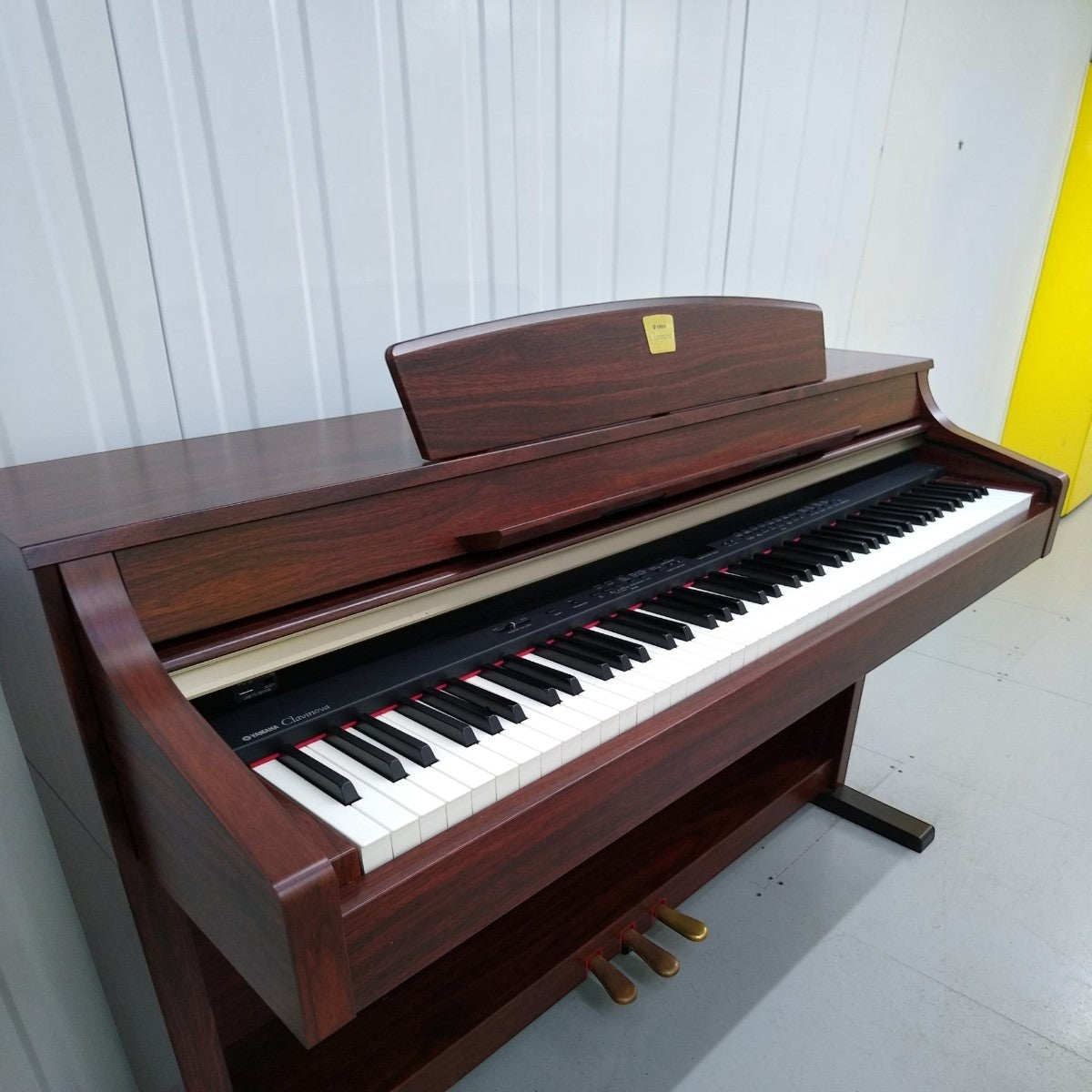 Đàn piano điện TÂN NHẠC CỤ Yamaha CLP340 màu gỗ hồng với bàn phím GH3 giả ngà và 3 pedal