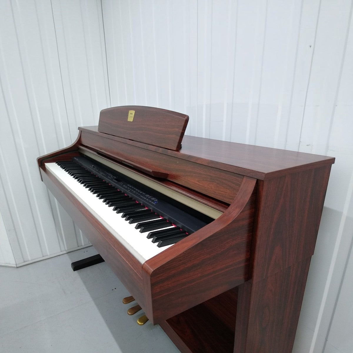 Đàn piano điện TÂN NHẠC CỤ Yamaha CLP340 màu gỗ hồng với bàn phím GH3 giả ngà, thiết kế thùng đứng sang trọng