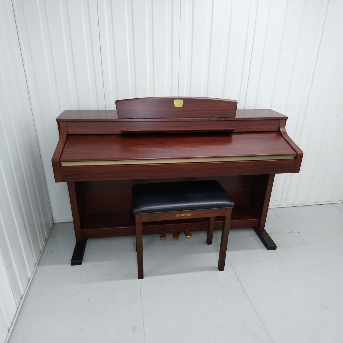 Đàn piano điện Yamaha CLP340 màu gỗ hồng tại Tân Nhạc Cụ với thiết kế thùng đứng cổ điển và ghế đàn đi kèm