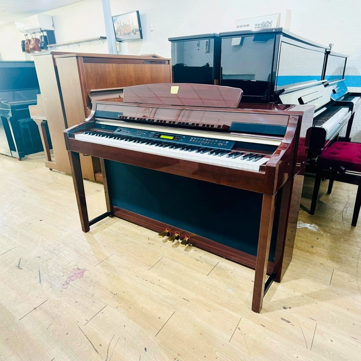 Đàn piano điện TÂN NHẠC CỤ Yamaha CLP-380 màu gỗ bóng sang trọng với bàn phím gỗ Natural Wood tại showroom