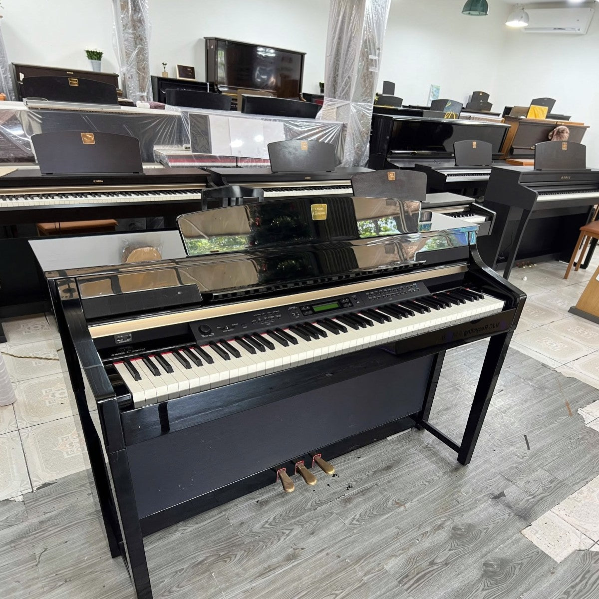 Đàn piano điện Yamaha CLP-380 màu đen bóng tại showroom TÂN NHẠC CỤ, nổi bật với bàn phím gỗ Natural Wood sang trọng.