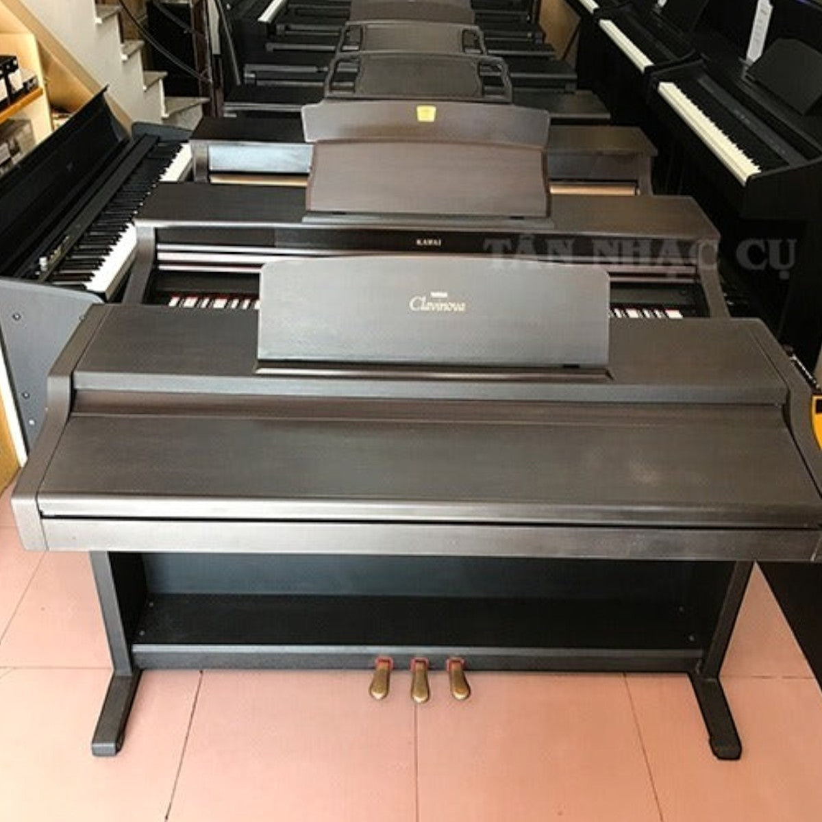 Đàn piano điện Yamaha CLP-411 Clavinova dáng tủ màu nâu tại cửa hàng TÂN NHẠC CỤ