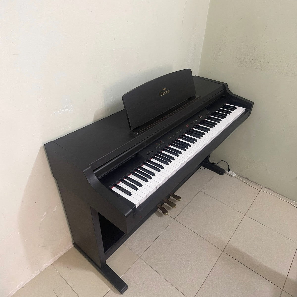 Đàn piano điện Yamaha CLP-411 Clavinova màu đen dáng tủ tại TÂN NHẠC CỤ
