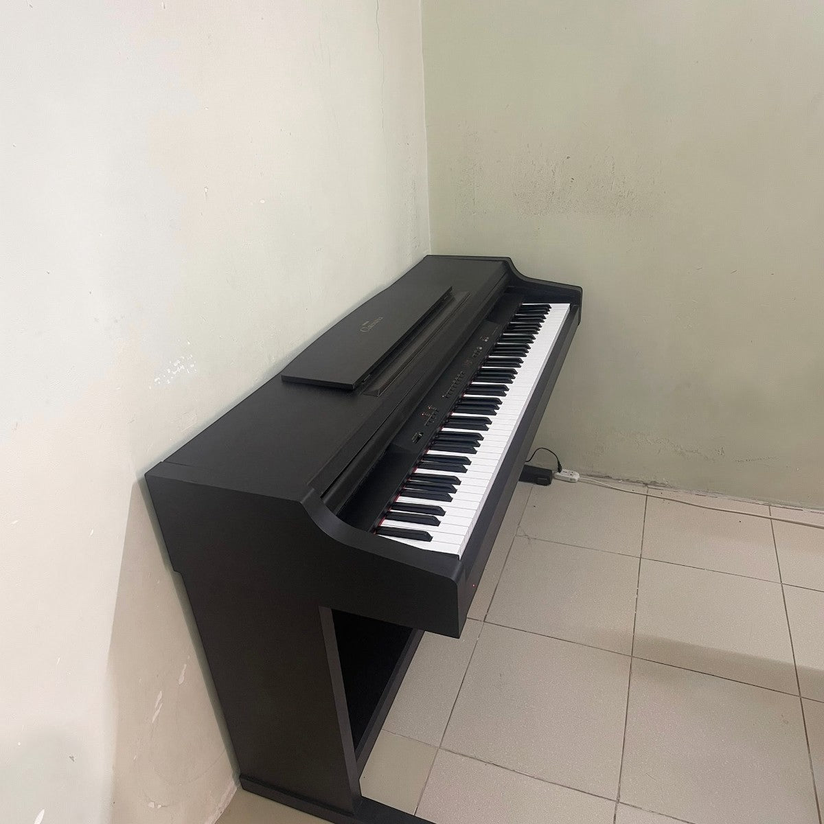 Đàn piano điện Yamaha CLP-411 màu đen dáng tủ tại TÂN NHẠC CỤ, thiết kế cổ điển với 88 phím búa và 3 pedal.