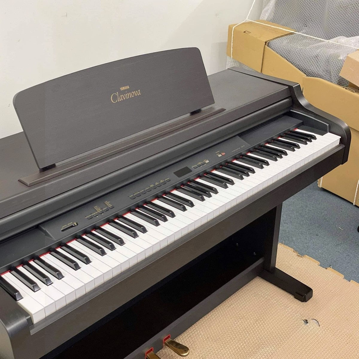Đàn piano điện TÂN NHẠC CỤ Yamaha Clavinova CLP-411 màu đen dáng tủ với bàn phím búa 88 phím và 3 pedal