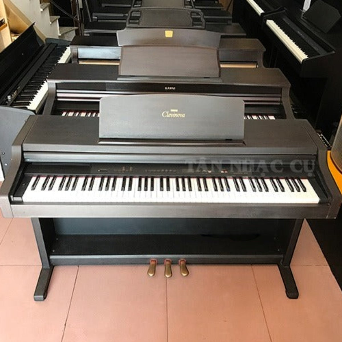 Đàn piano điện Yamaha CLP-411 Clavinova cũ dáng tủ màu nâu tại cửa hàng TÂN NHẠC CỤ