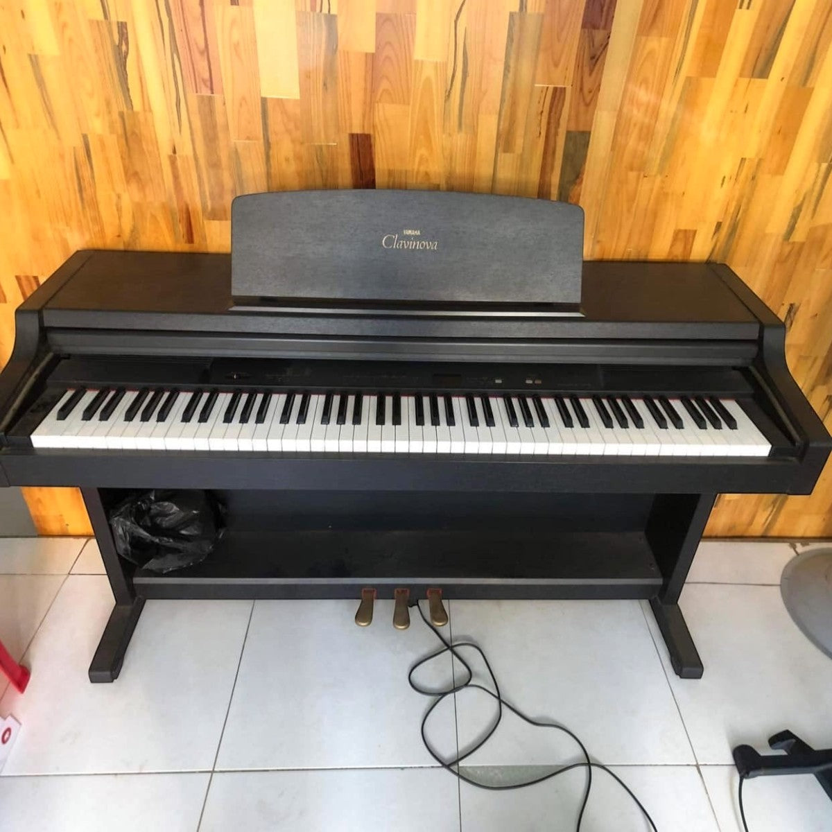 Đàn piano điện Yamaha Clavinova CLP-411 màu đen dáng tủ tại Tân Nhạc Cụ, thiết kế 88 phím búa và 3 pedal.