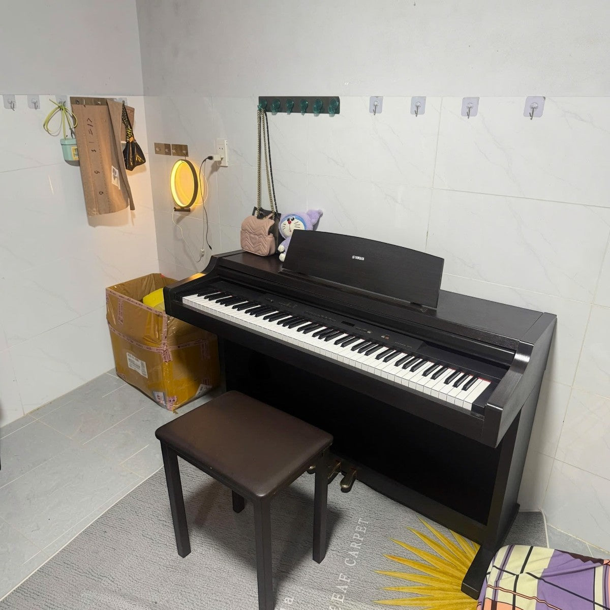 Đàn piano điện Yamaha CLP-411 màu nâu đen dáng tủ tại Tân Nhạc Cụ, kèm ghế ngồi, thiết kế cổ điển sang trọng.