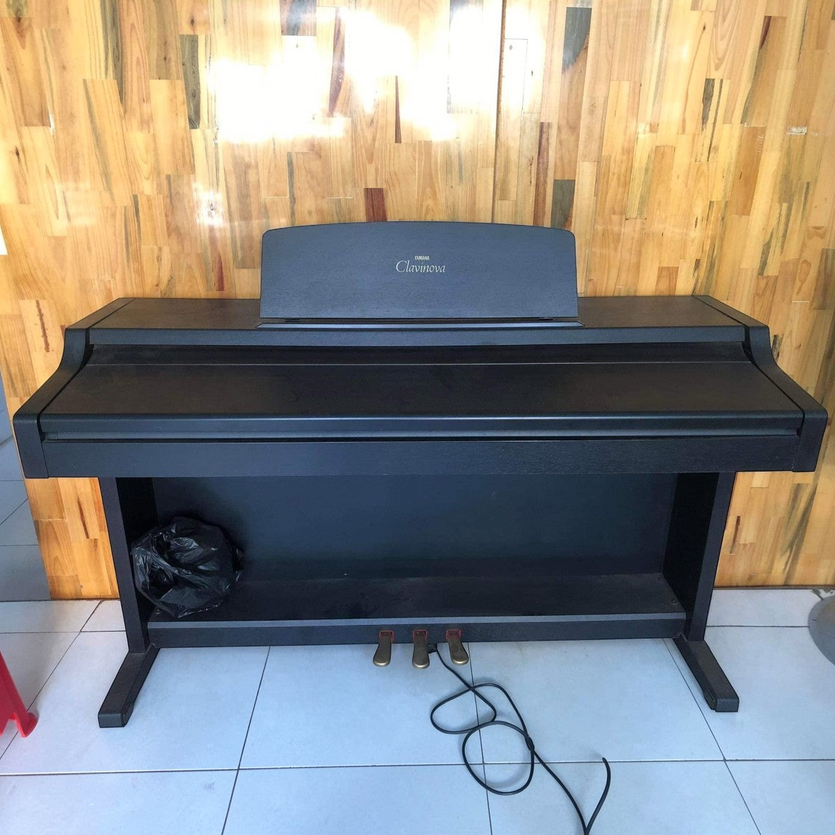 Đàn piano điện Yamaha CLP-411 Clavinova cũ màu đen dáng tủ tại Tân Nhạc Cụ