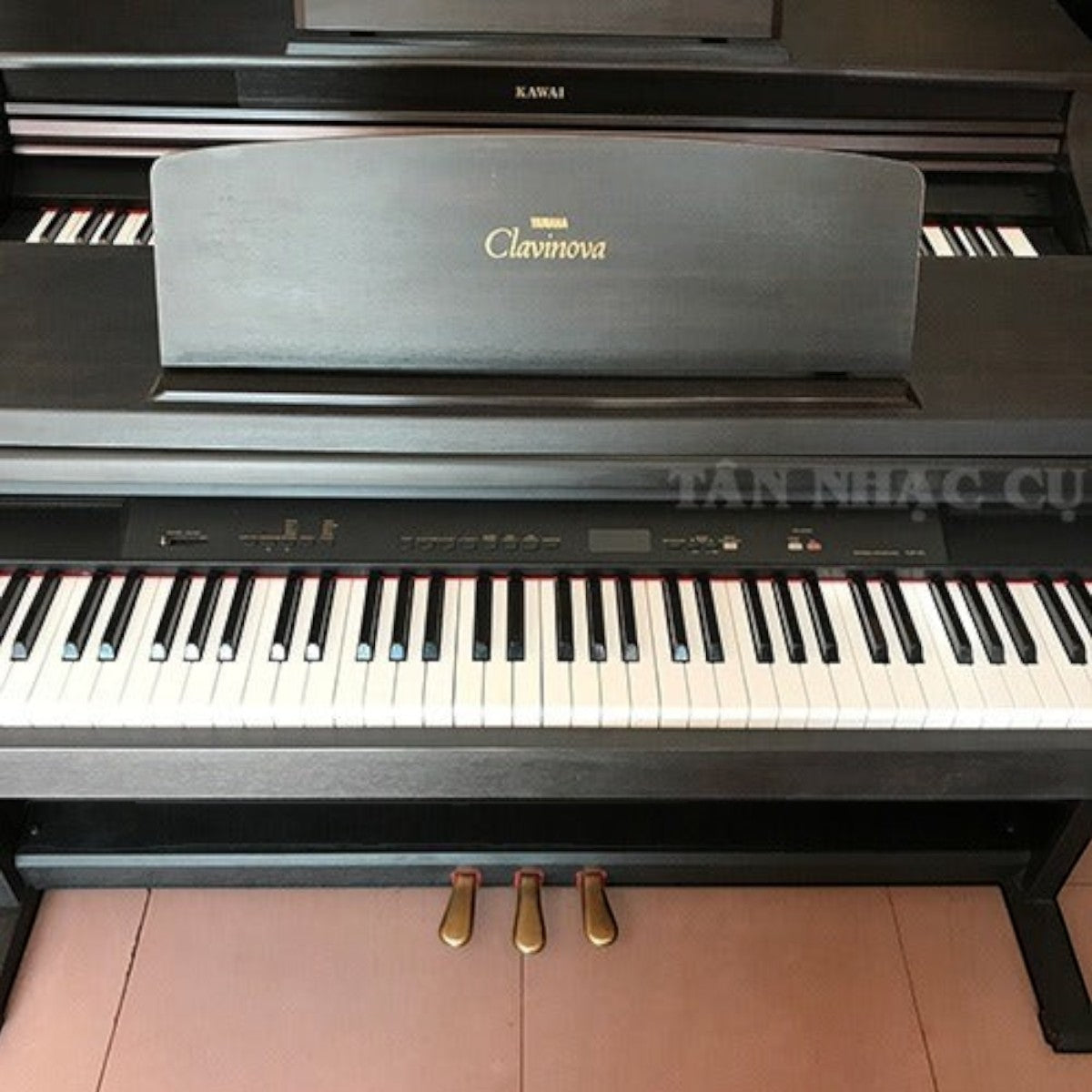 Đàn piano điện Yamaha Clavinova CLP-411 màu đen dáng tủ tại TÂN NHẠC CỤ với 88 phím và 3 pedal