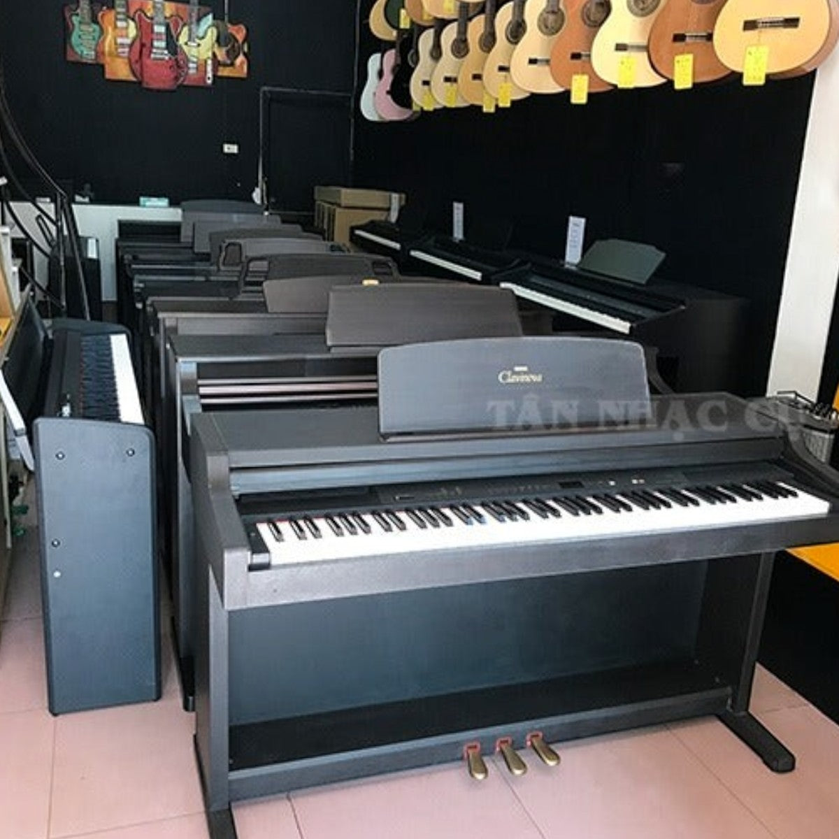 Đàn piano điện TÂN NHẠC CỤ Yamaha CLP-411 Clavinova dáng tủ màu đen với 88 phím búa và 3 pedal tại showroom