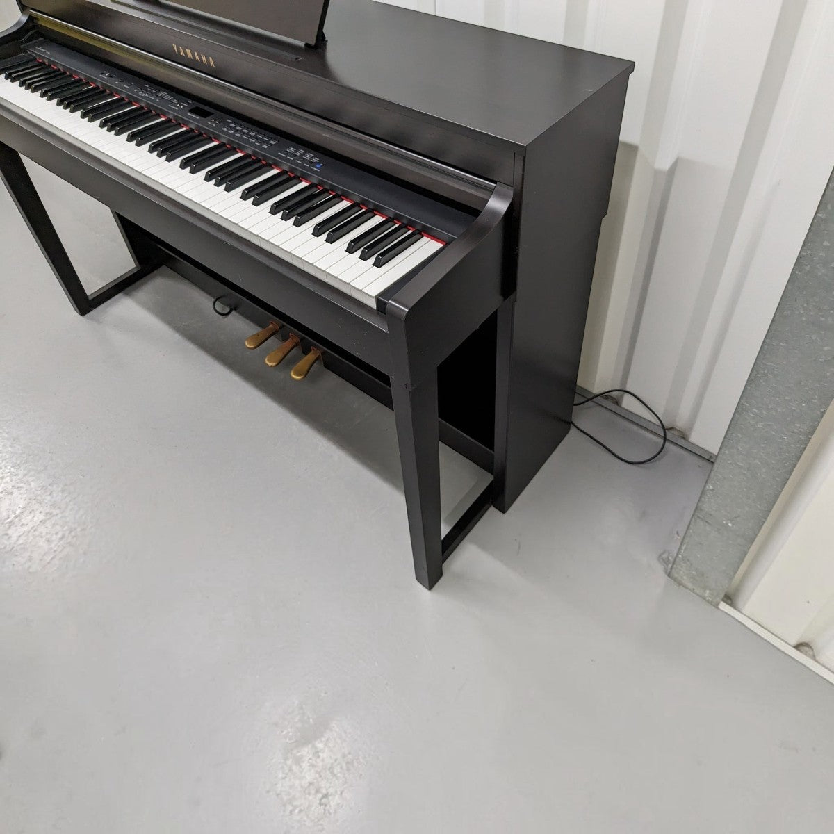 Đàn piano điện Yamaha CLP430 màu đen tại cửa hàng TÂN NHẠC CỤ với thiết kế dáng tủ sang trọng và bàn phím GH3