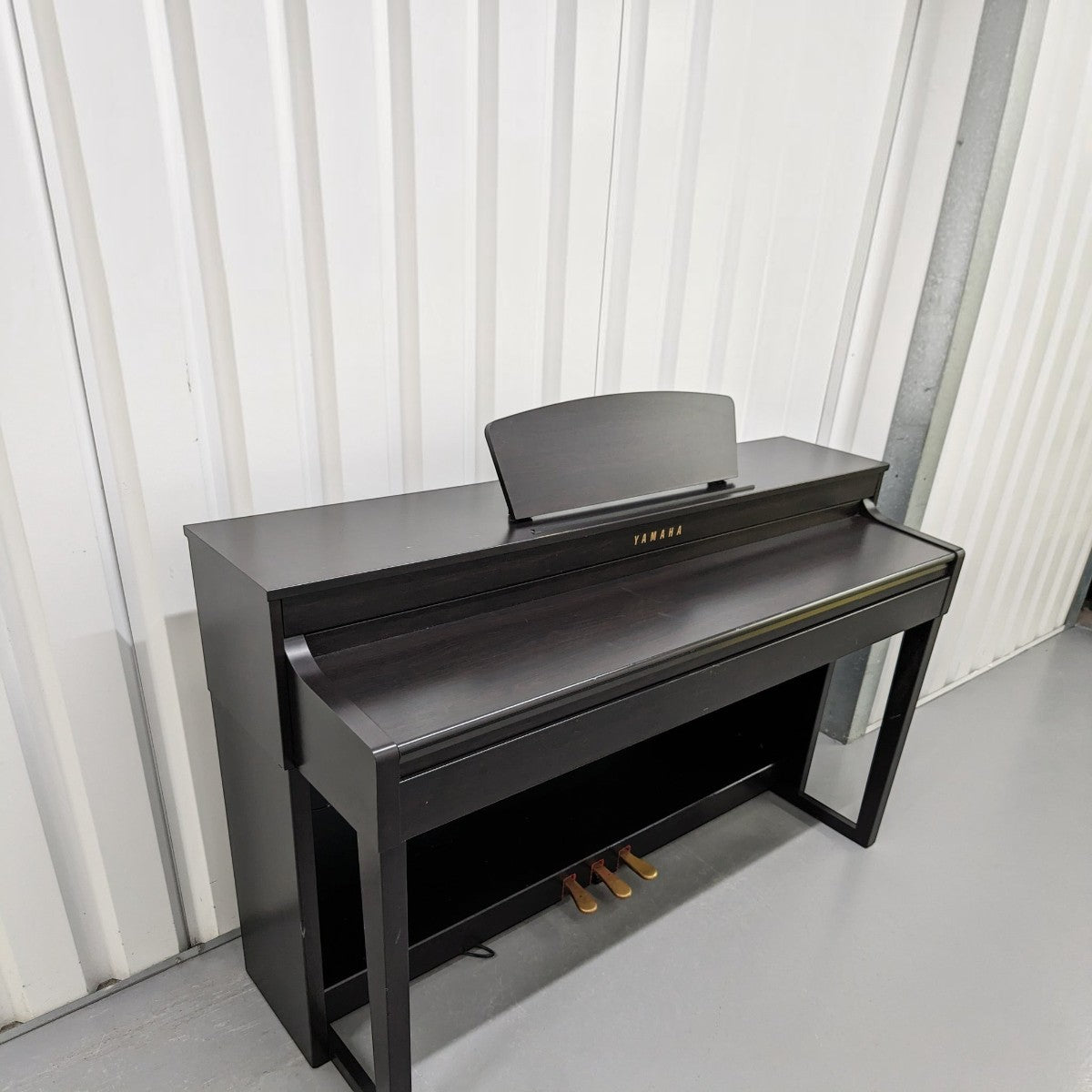 Đàn piano điện Yamaha CLP430 màu nâu gỗ sang trọng tại Tân Nhạc Cụ với thiết kế dáng tủ hiện đại và chắc chắn