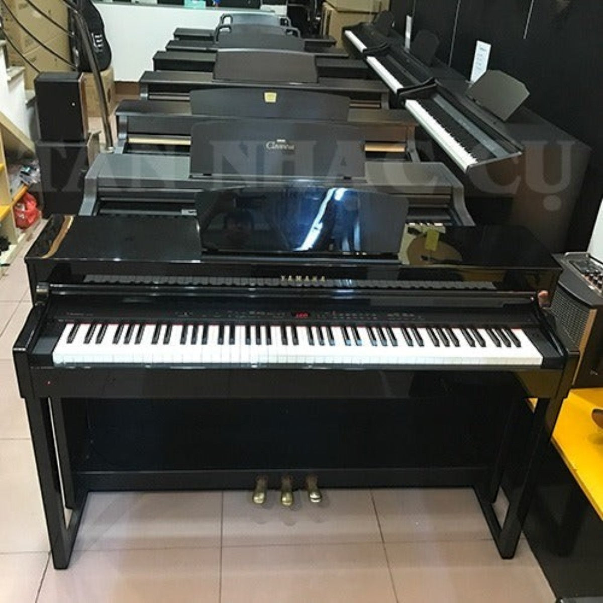 Đàn piano điện Yamaha CLP430 màu đen bóng tại showroom Tân Nhạc Cụ với thiết kế dáng tủ sang trọng
