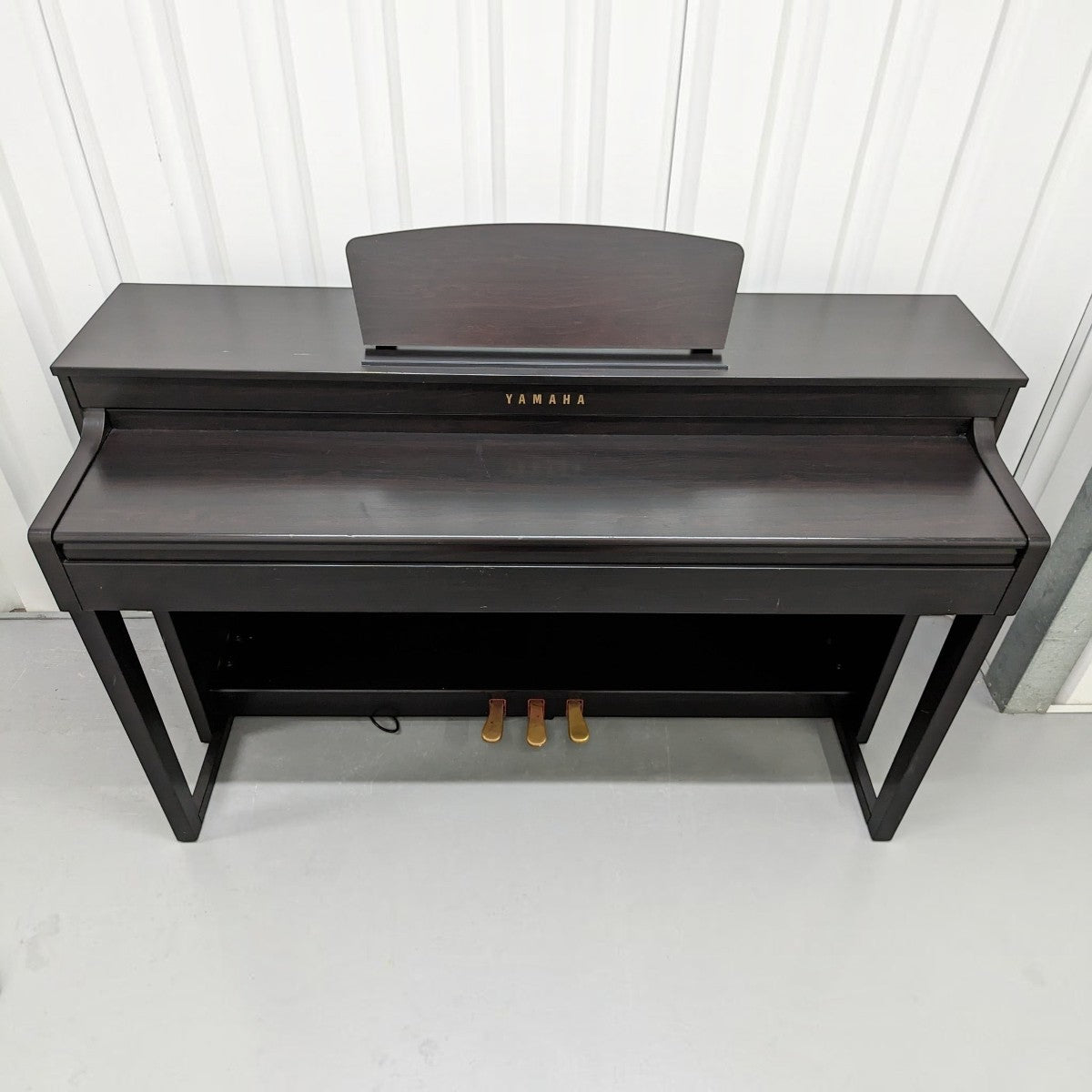 Đàn piano điện Yamaha CLP430 màu nâu gỗ sang trọng tại Tân Nhạc Cụ với thiết kế dáng tủ chắc chắn