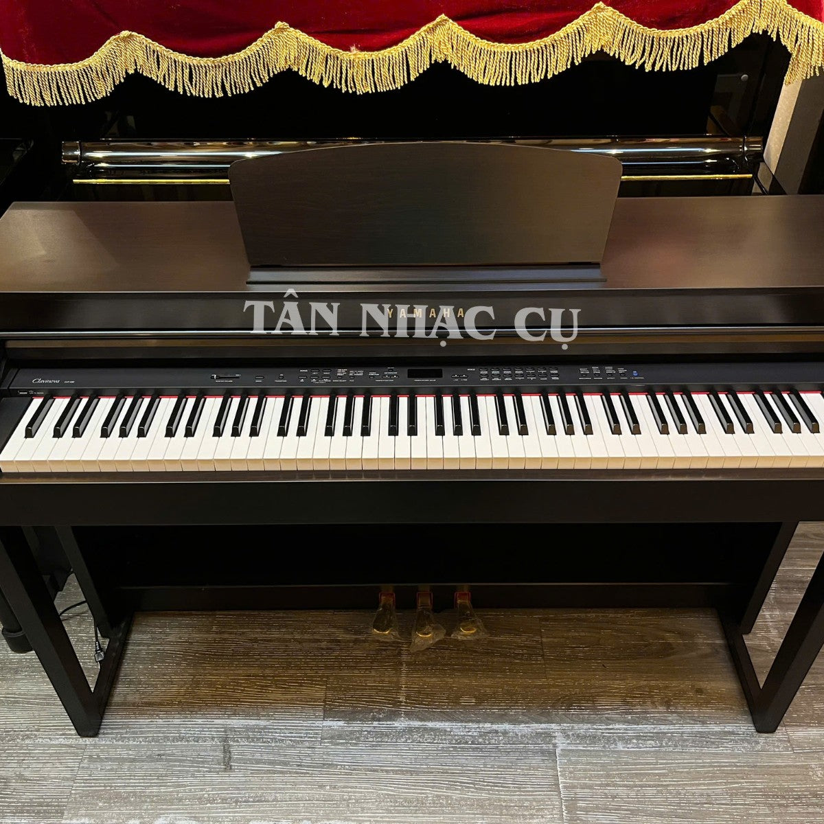 Đàn piano điện Yamaha CLP430 màu nâu gỗ sang trọng tại TÂN NHẠC CỤ với bàn phím GH3 và thiết kế dáng tủ bền bỉ