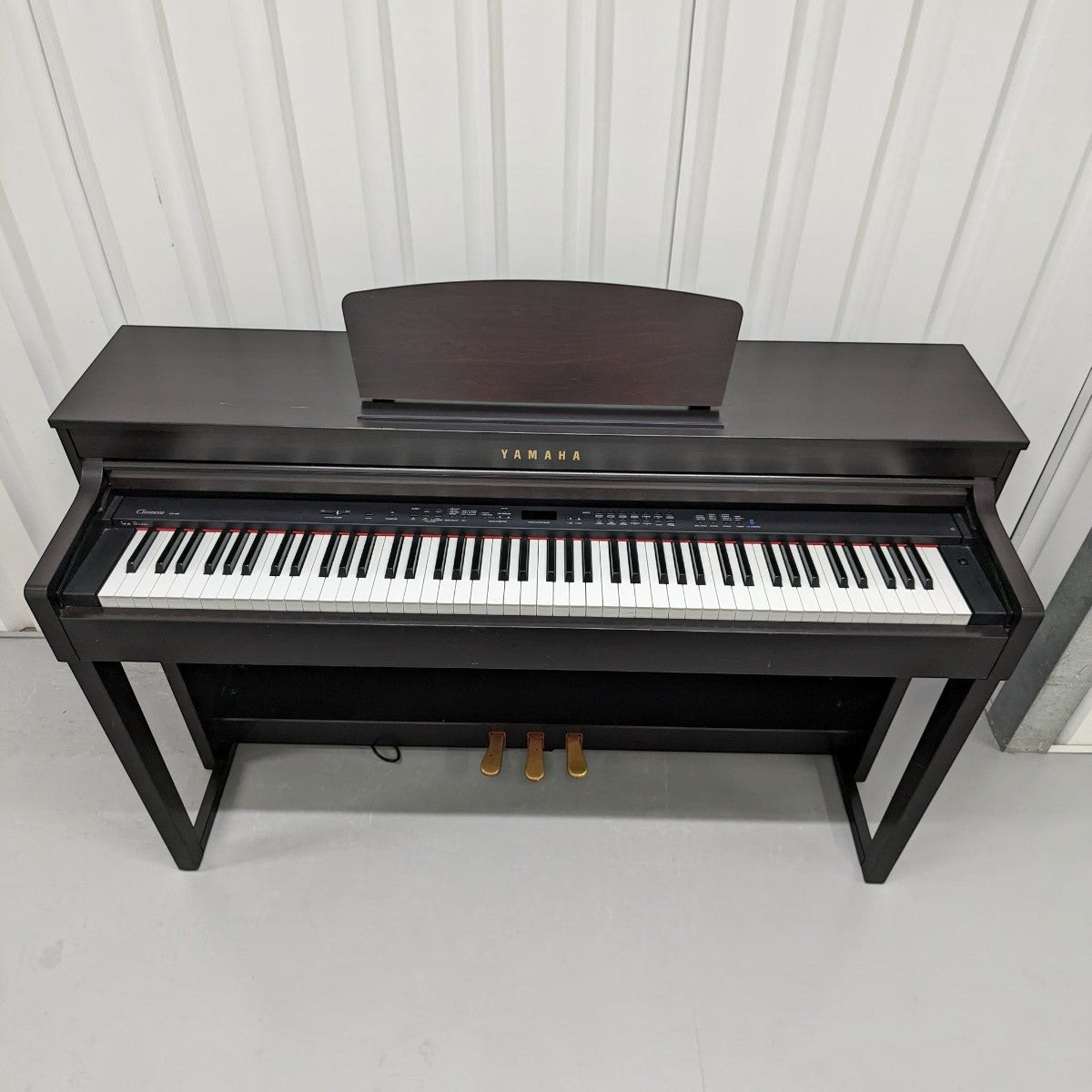 Đàn piano điện Yamaha CLP430 màu nâu gỗ tại Tân Nhạc Cụ với bàn phím GH3 và thiết kế dáng tủ sang trọng