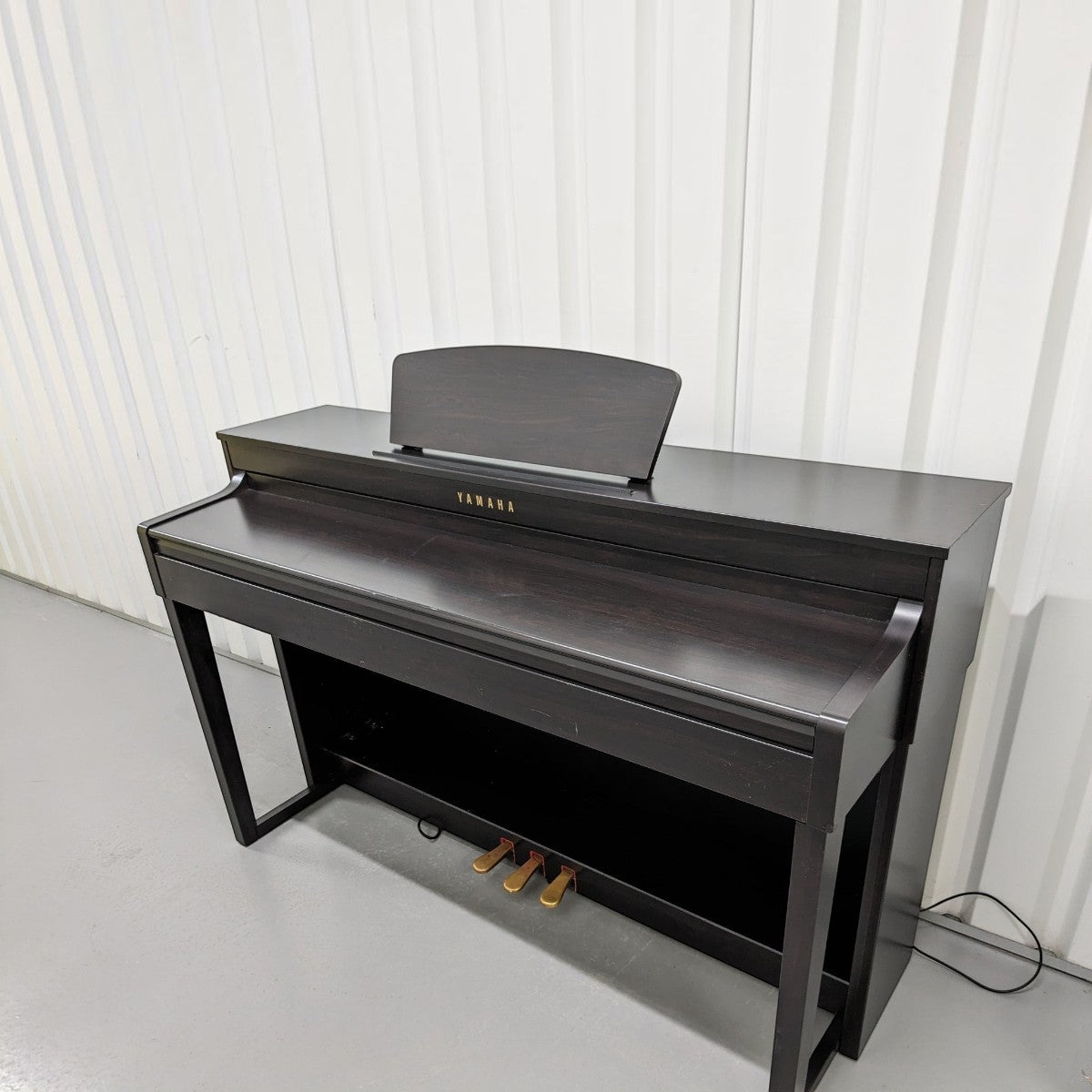 Đàn piano điện Yamaha CLP430 màu nâu gỗ sang trọng tại Tân Nhạc Cụ với thiết kế dáng tủ bền bỉ