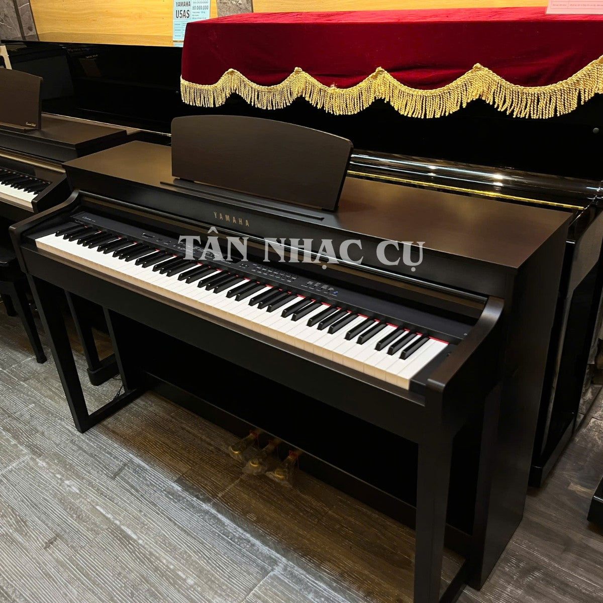 Đàn piano điện Yamaha CLP430 tại Tân Nhạc Cụ với thiết kế dáng tủ màu nâu gỗ sang trọng và bàn phím GH3