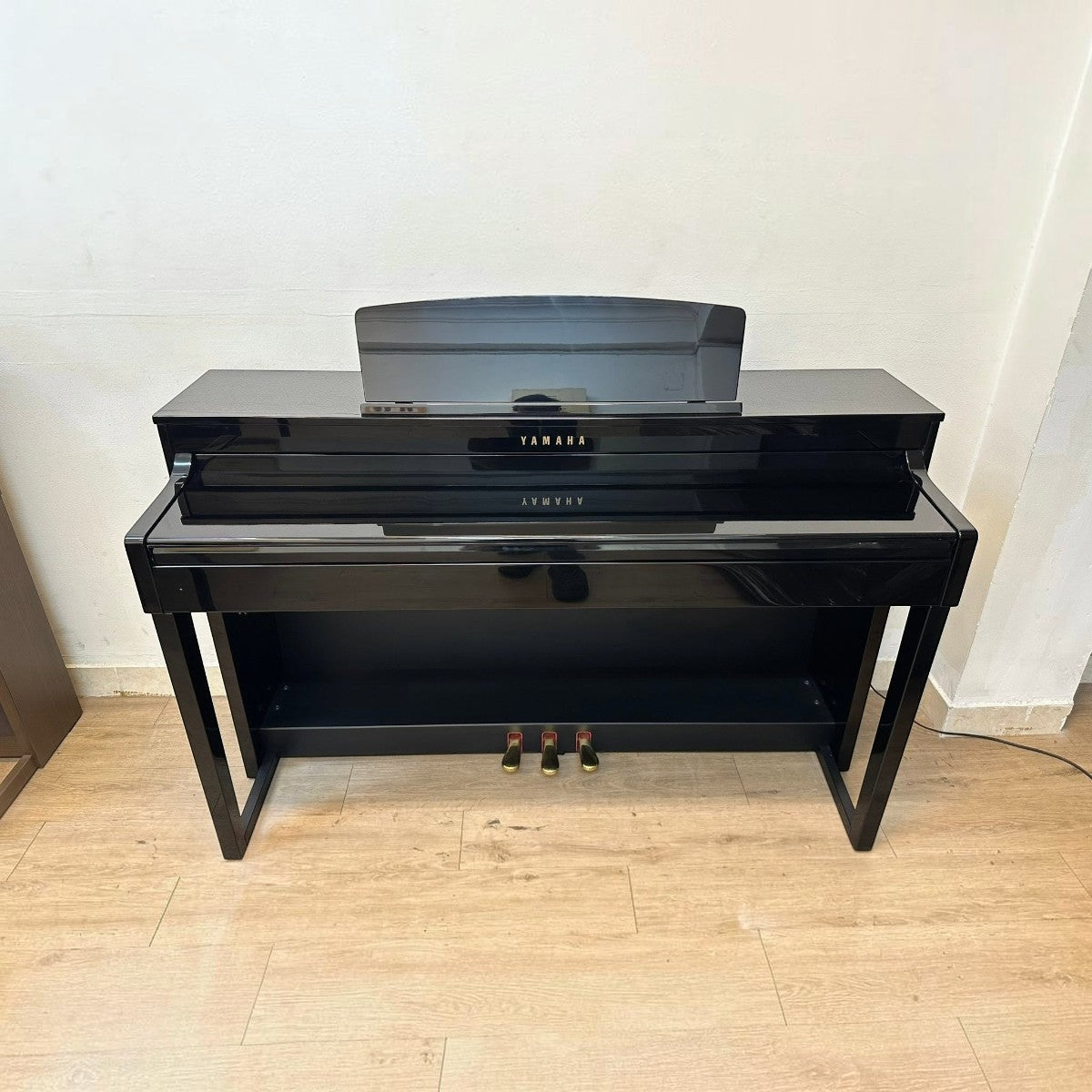 Đàn piano điện Yamaha CLP470 màu đen bóng với bàn phím gỗ tự nhiên tại cửa hàng TÂN NHẠC CỤ