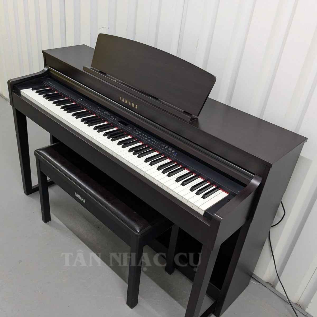 Đàn piano điện Yamaha CLP470 màu nâu gỗ sang trọng với bàn phím gỗ tự nhiên tại Tân Nhạc Cụ