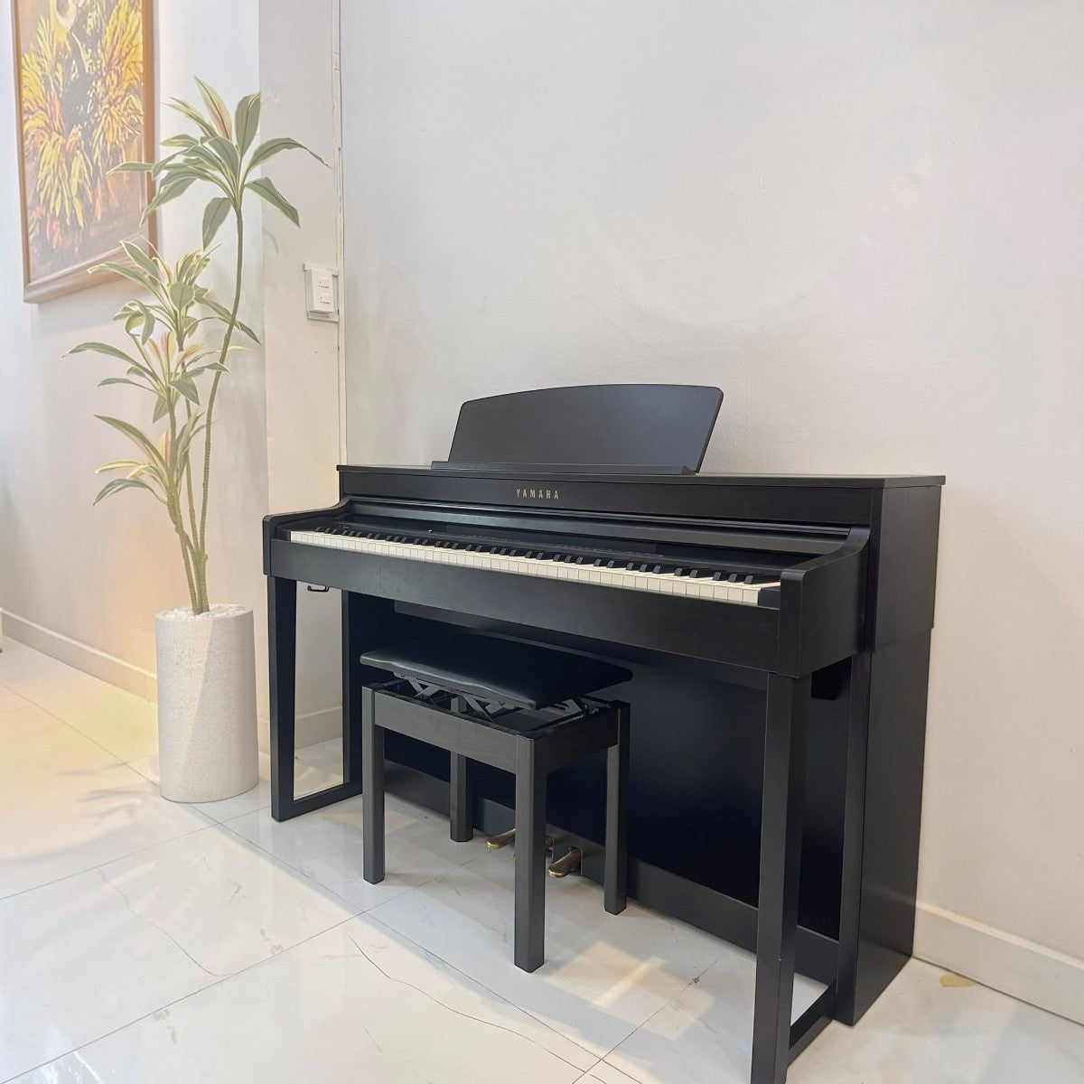 Đàn piano điện Yamaha CLP470 màu đen sang trọng với bàn phím gỗ tự nhiên tại showroom TÂN NHẠC CỤ