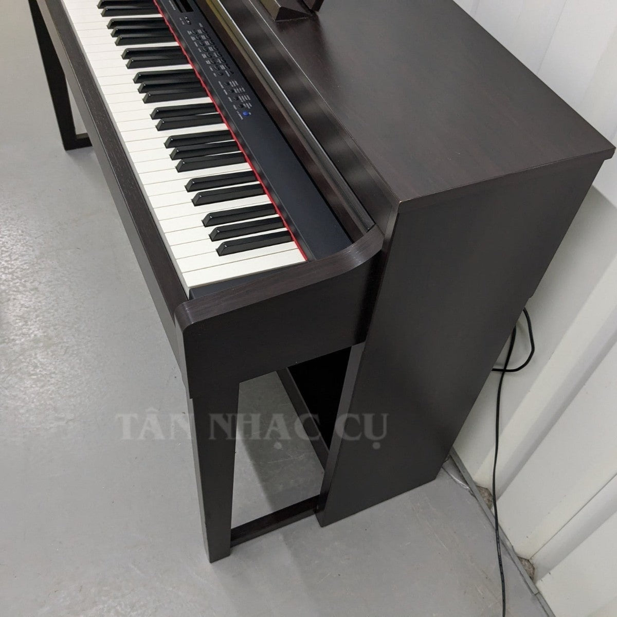 Đàn piano điện Yamaha CLP470 màu nâu gỗ tại Tân Nhạc Cụ với bàn phím gỗ tự nhiên cao cấp và thiết kế dáng tủ sang trọng