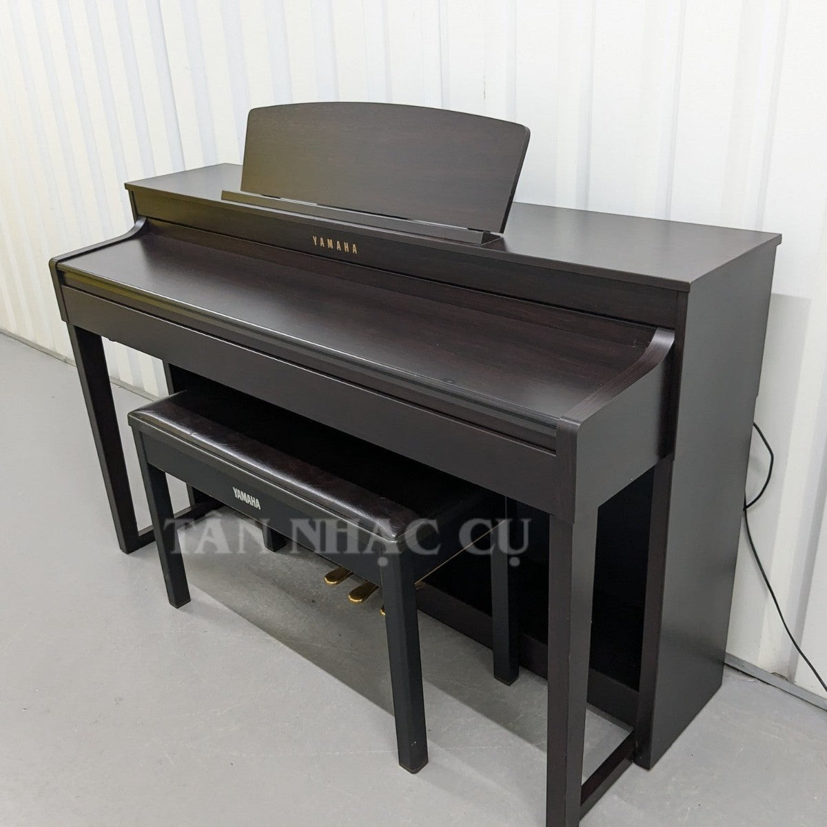 Đàn piano điện Yamaha CLP470 màu nâu gỗ sang trọng tại TÂN NHẠC CỤ, thiết kế dáng tủ cao cấp với ghế đàn đi kèm.