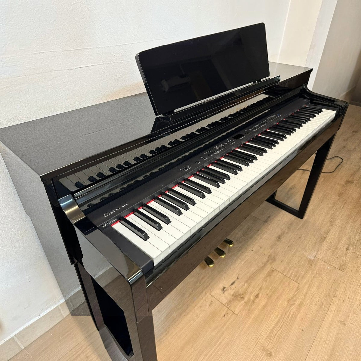 Đàn piano điện Yamaha CLP470 màu đen bóng với bàn phím gỗ tự nhiên tại cửa hàng TÂN NHẠC CỤ