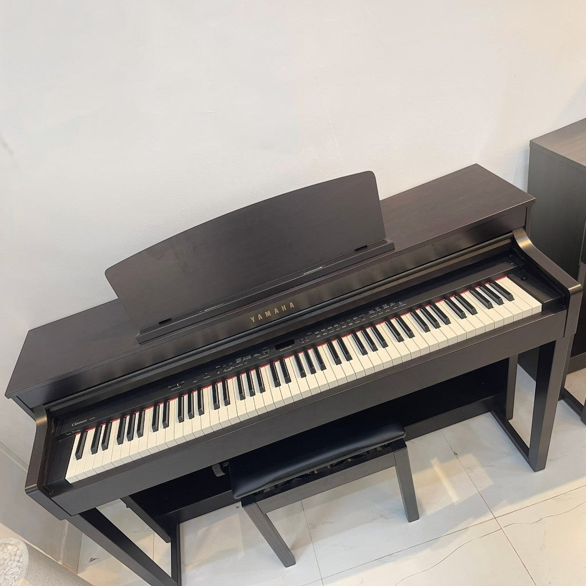 Đàn piano điện Yamaha CLP470 màu đen sang trọng với bàn phím gỗ tự nhiên tại cửa hàng TÂN NHẠC CỤ