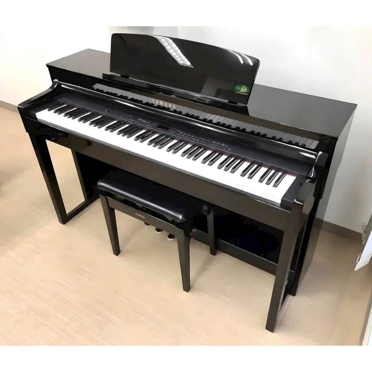 Đàn piano điện Yamaha CLP470 màu đen bóng với bàn phím gỗ tự nhiên tại showroom TÂN NHẠC CỤ