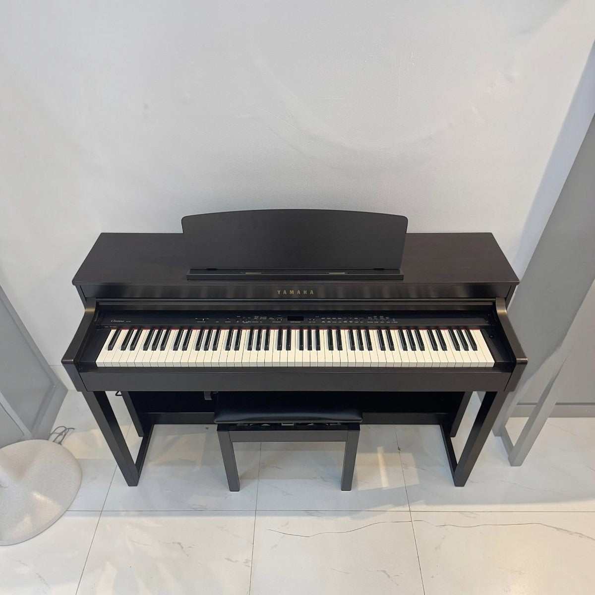 Đàn piano điện Yamaha CLP470 màu đen sang trọng với bàn phím gỗ tự nhiên tại TÂN NHẠC CỤ