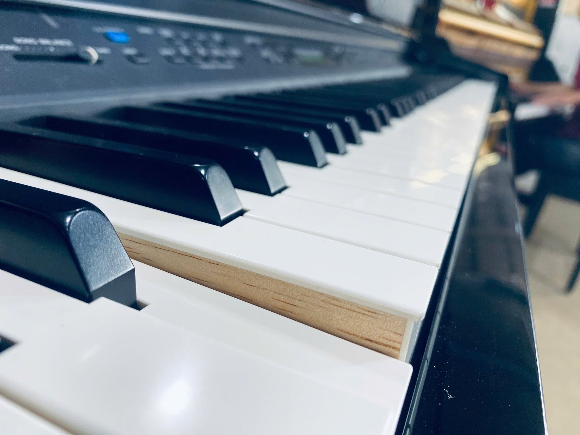 Bàn phím gỗ tự nhiên của đàn piano điện Yamaha CLP480 PE tại TÂN NHẠC CỤ với bề mặt phím phủ ngà sang trọng