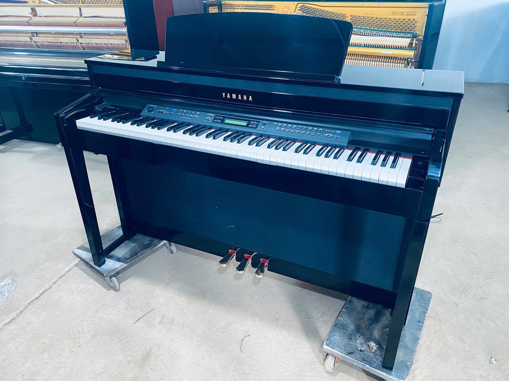 Đàn piano điện Yamaha CLP480 PE màu đen bóng sang trọng với bàn phím gỗ tự nhiên tại cửa hàng TÂN NHẠC CỤ