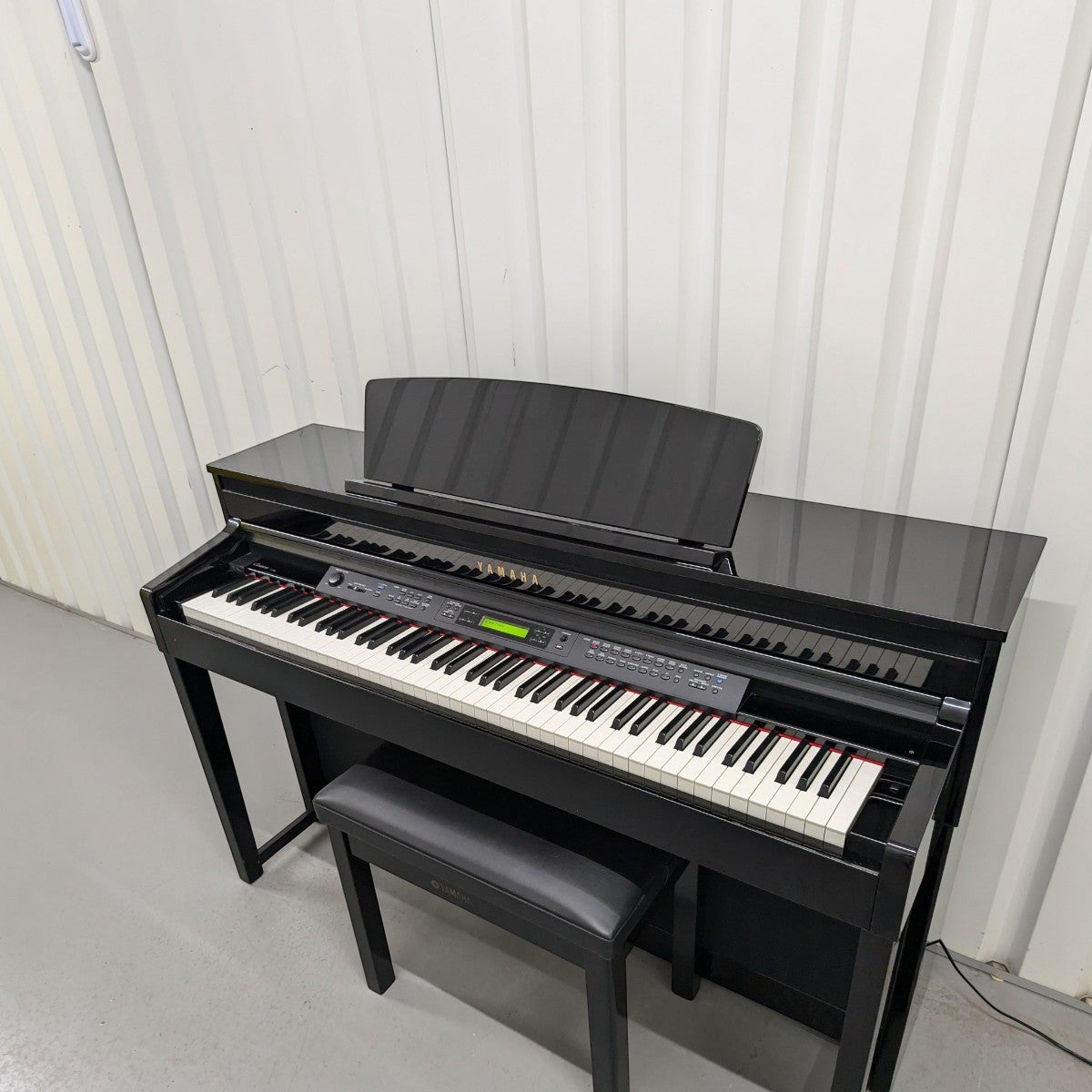 Đàn piano điện Yamaha CLP480 PE màu đen bóng sang trọng tại TÂN NHẠC CỤ, thiết kế dạng tủ cao cấp với ghế đi kèm.