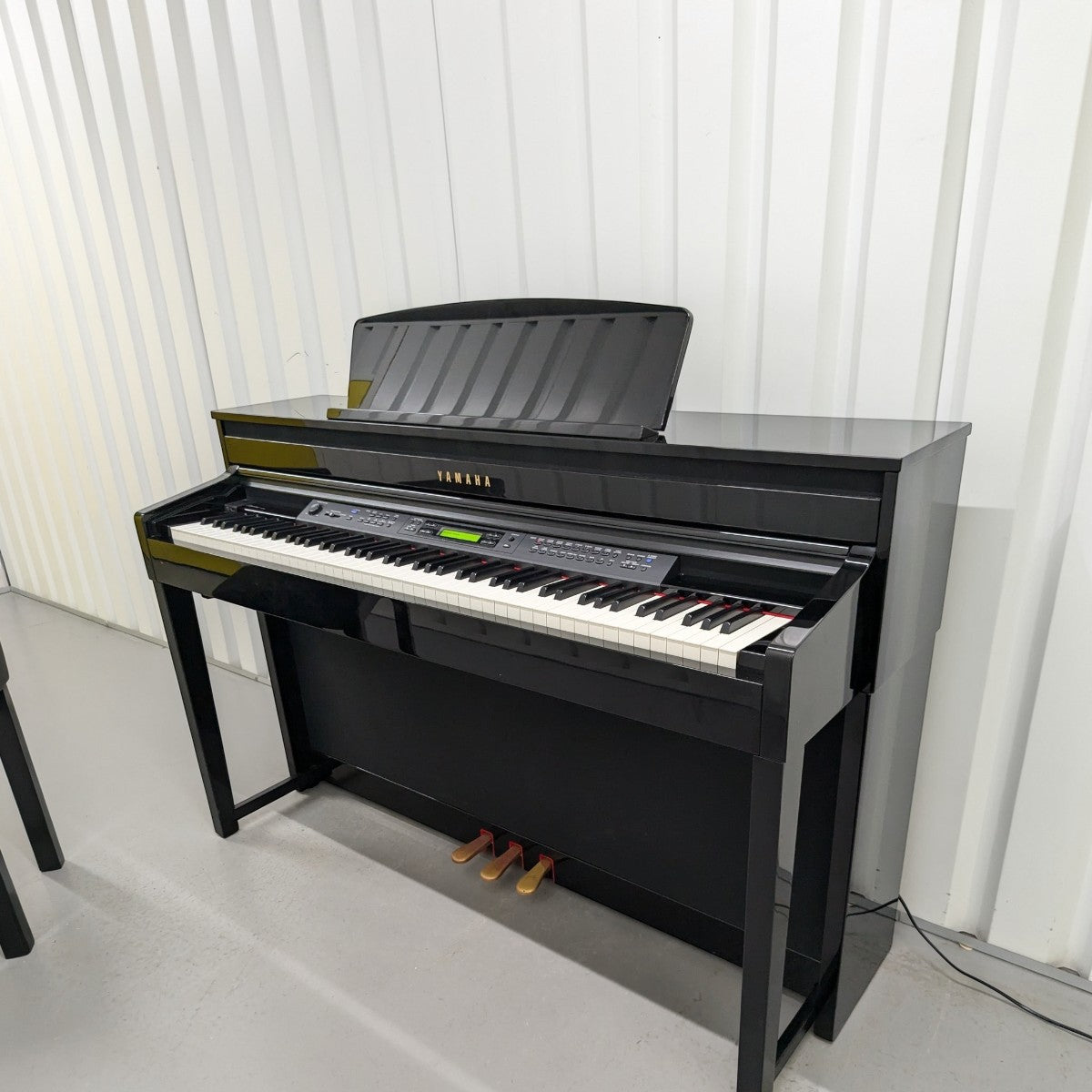 Đàn piano điện Yamaha CLP480 PE màu đen bóng sang trọng tại TÂN NHẠC CỤ, thiết kế dáng tủ cao cấp.