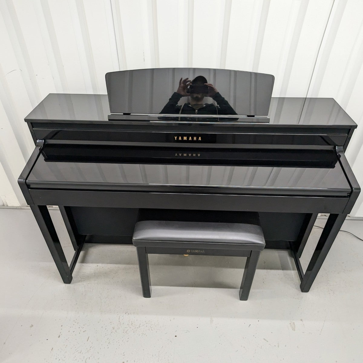 Đàn piano điện Yamaha CLP480 PE màu đen bóng sang trọng tại TÂN NHẠC CỤ, thiết kế dáng tủ cao cấp.
