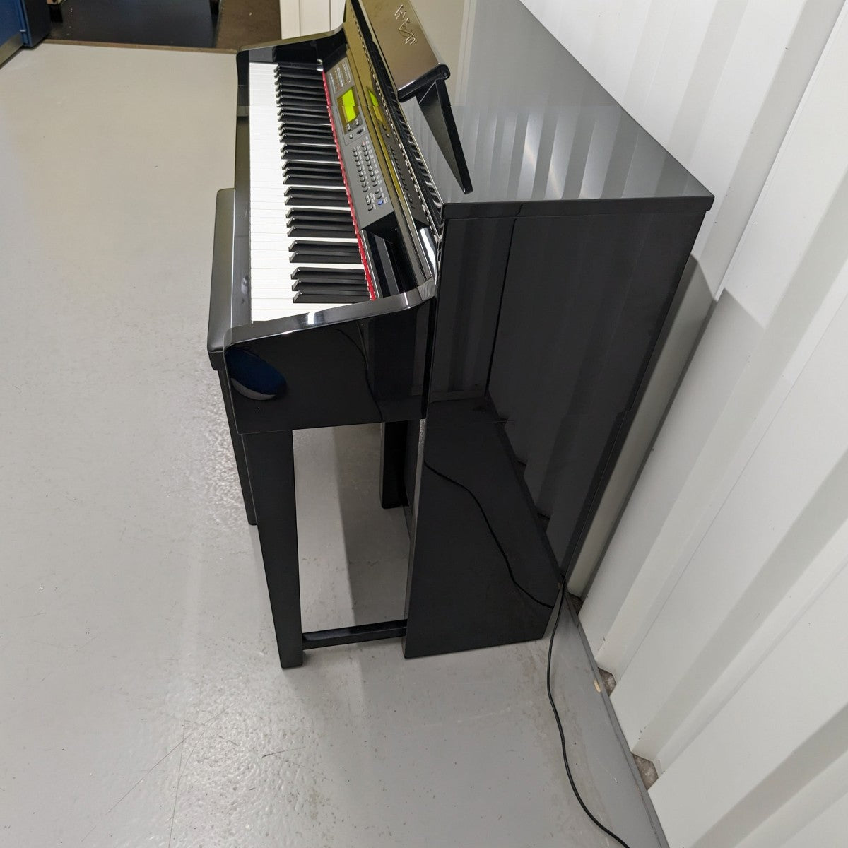 Đàn piano điện Yamaha CLP480 PE màu đen bóng sang trọng tại Tân Nhạc Cụ, thiết kế dạng tủ cao cấp.