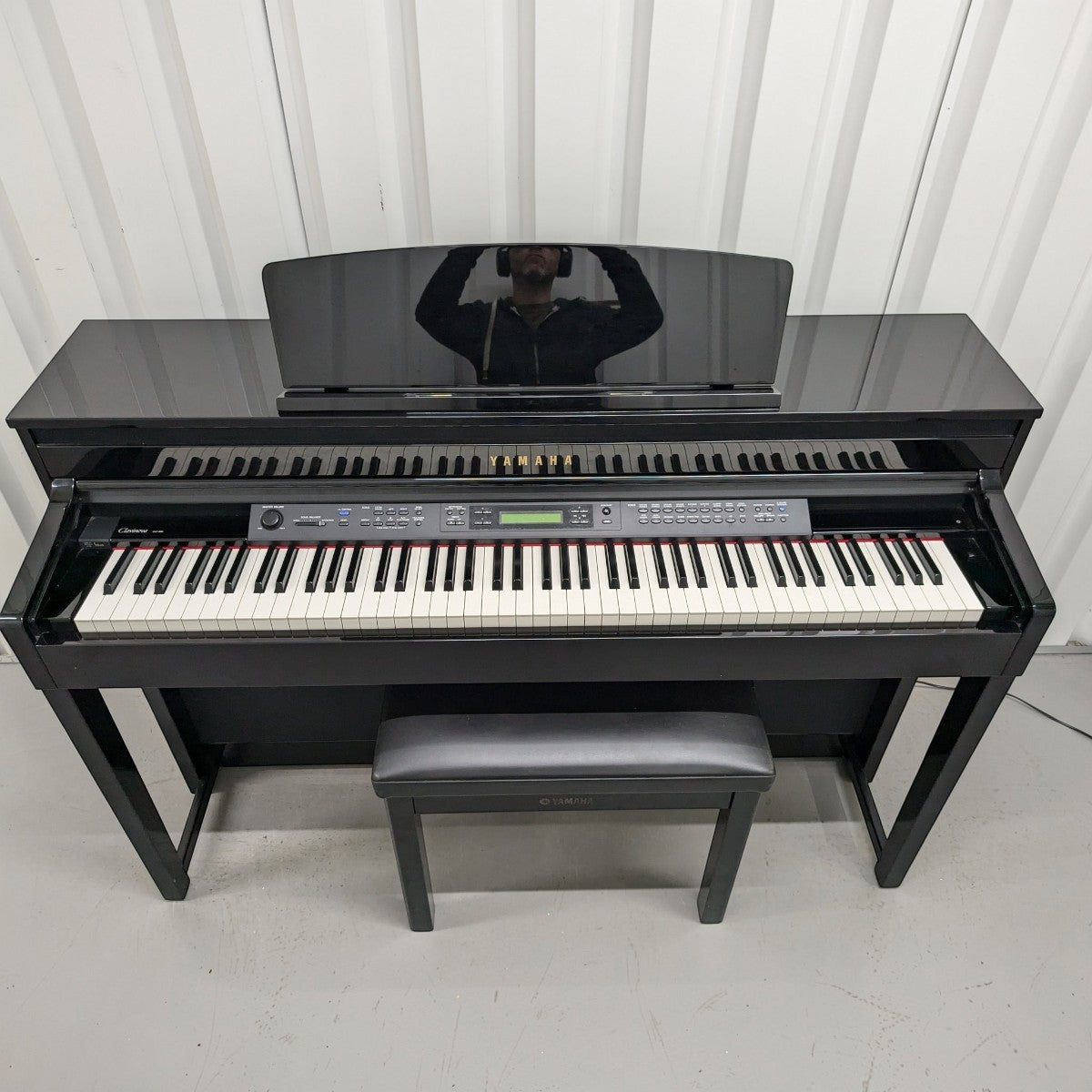 Đàn piano điện Yamaha CLP480 PE màu đen bóng sang trọng tại TÂN NHẠC CỤ, thiết kế dáng tủ cao cấp.